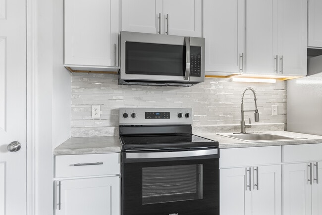 Edgewater Apartments in Savannah, GA - Building Photo - Building Photo