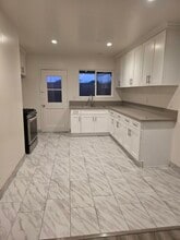 218 E Chevy Chase Dr in Glendale, CA - Foto de edificio - Building Photo