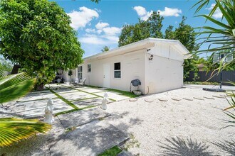 1245 NE 154th St in North Miami Beach, FL - Building Photo - Building Photo