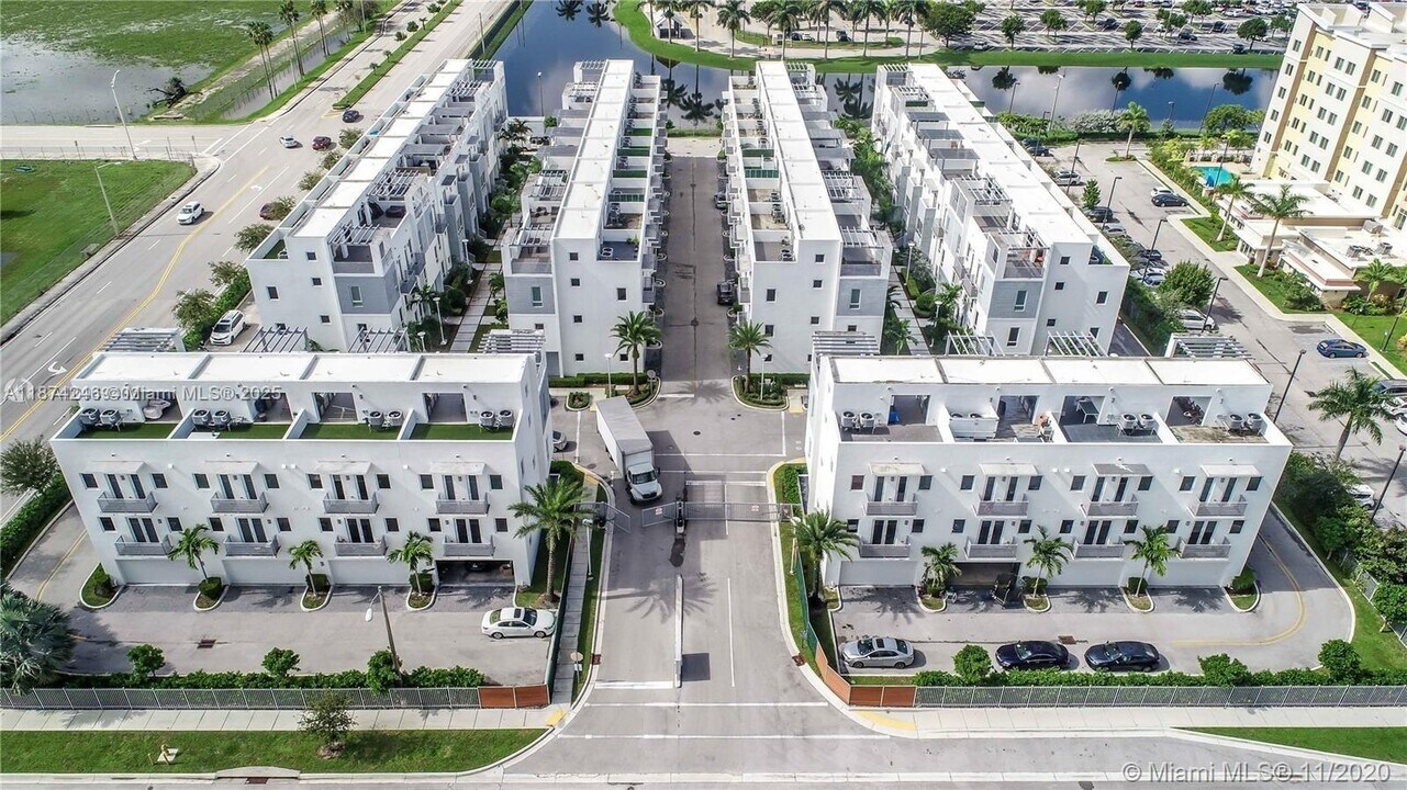 9123 NW 33rd St in Doral, FL - Building Photo