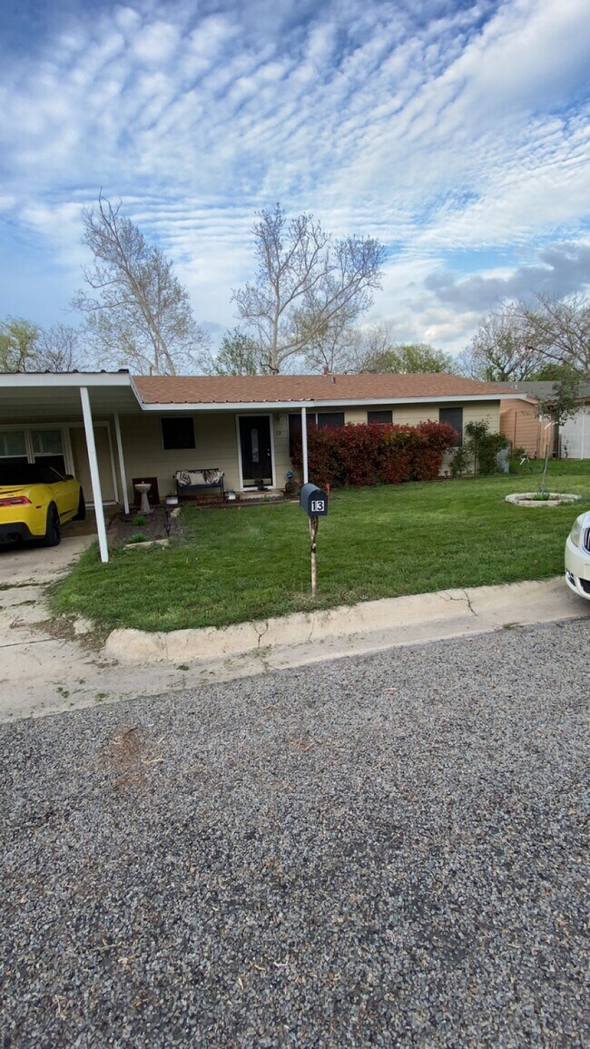 13 Hollywood Dr in Lampasas, TX - Building Photo - Building Photo
