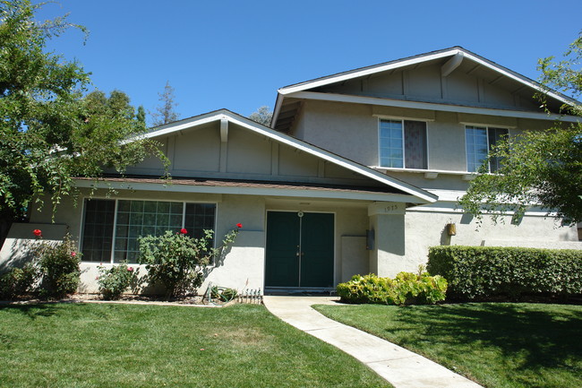 1975 Stokes St in San Jose, CA - Foto de edificio - Building Photo