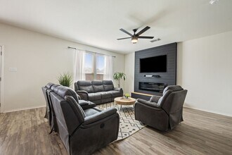 328 Thornless Cir in Buda, TX - Foto de edificio - Building Photo