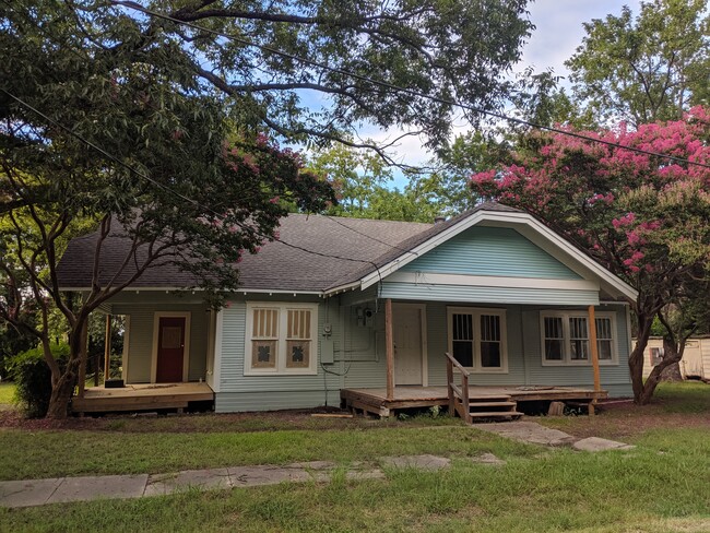 1412 Locust St in Commerce, TX - Foto de edificio - Building Photo