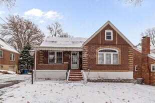 8026 Wynwood Dr in Affton, MO - Building Photo