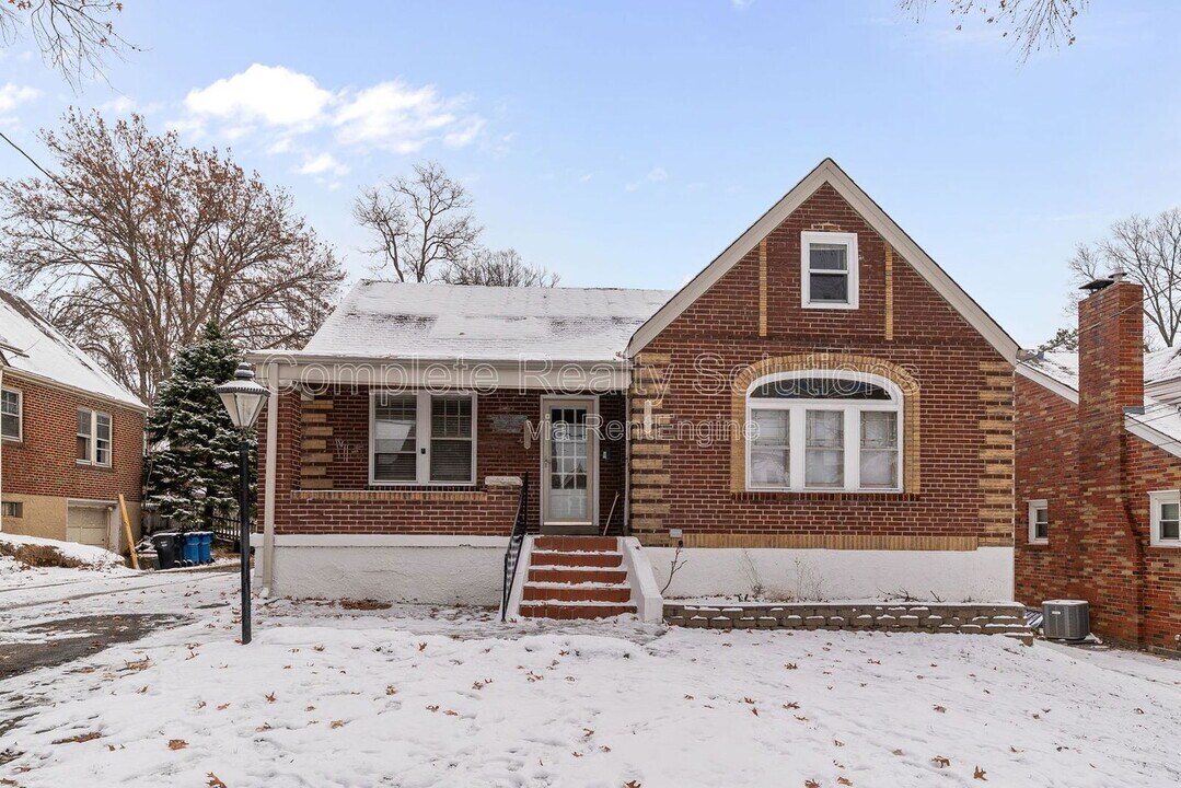 8026 Wynwood Dr in Affton, MO - Building Photo