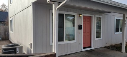 241 NE School St in Grants Pass, OR - Building Photo - Building Photo
