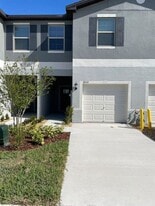 8245 Crescent Oaks Dr in New Port Richey, FL - Building Photo