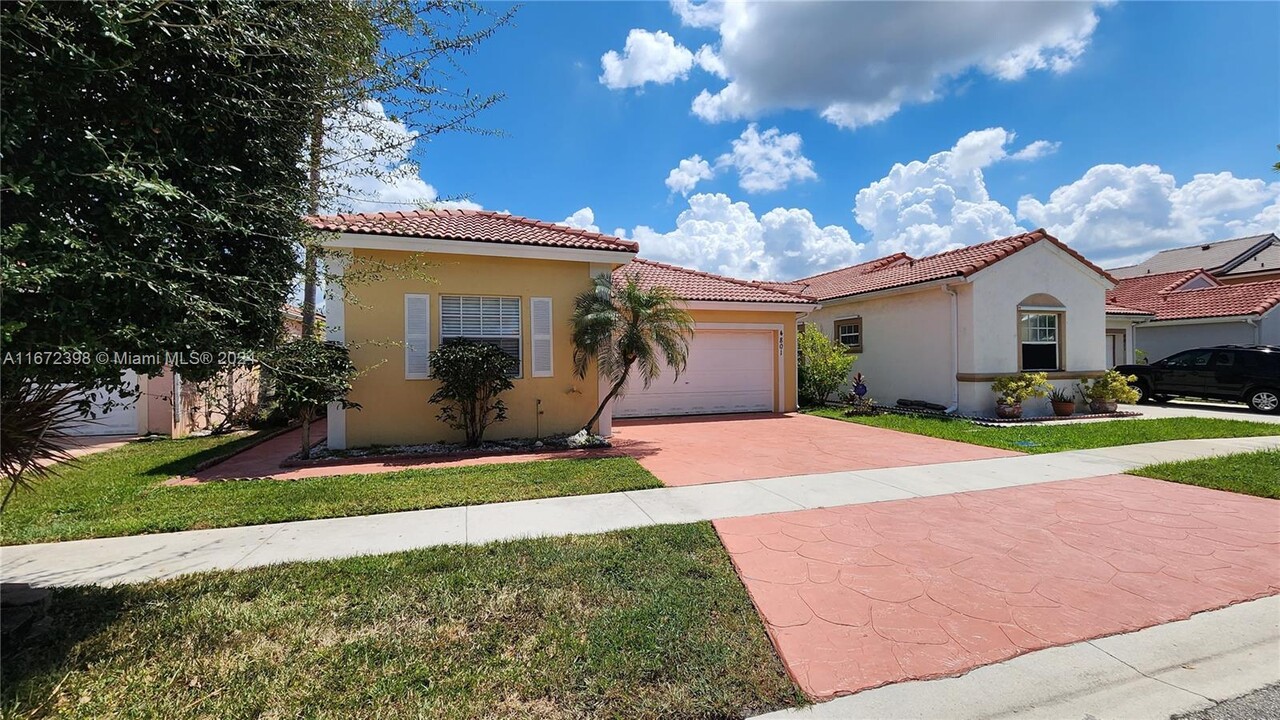 4801 SW 153rd Terrace in Pembroke Pines, FL - Foto de edificio