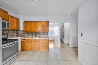 223 Lawlor St in New Britain, CT - Building Photo - Building Photo