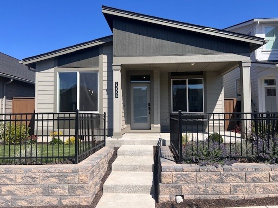 20864 SE Denver Dr in Bend, OR - Building Photo
