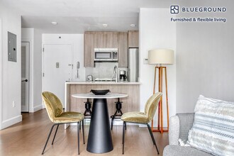 311 W 50th St in New York, NY - Foto de edificio - Building Photo