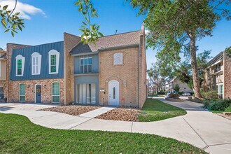 10738 Briar Forest Dr in Houston, TX - Building Photo - Building Photo