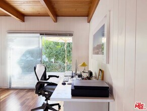 2241 W Live Oak Dr in Los Angeles, CA - Foto de edificio - Building Photo