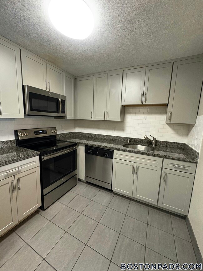 24 Whites Ave, Unit 68 in Watertown, MA - Foto de edificio - Building Photo