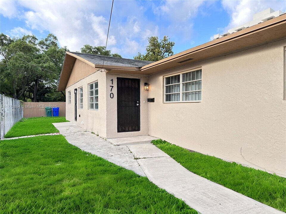 170 NW 58th St in Miami, FL - Building Photo