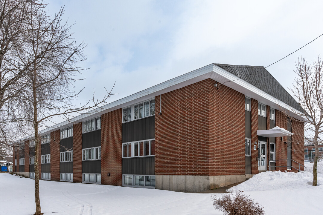 15 Saint-Édouard St in Lévis, QC - Building Photo