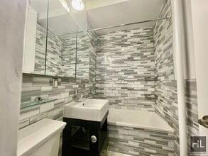 562 Hudson St, Unit 2 in New York, NY - Building Photo - Building Photo