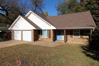 609 Belle Air Ave in Edmond, OK - Building Photo - Building Photo