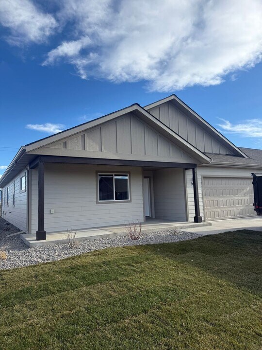 906 Papa Yo Pkwy in Belgrade, MT - Building Photo