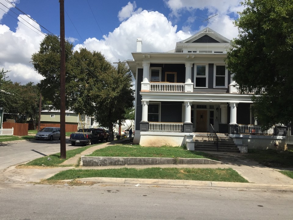 201 E Courtland Pl in San Antonio, TX - Building Photo