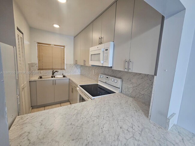 10851 SW 2nd St in Miami, FL - Foto de edificio - Building Photo