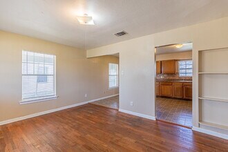 215 Legion Dr W in Converse, TX - Building Photo - Building Photo