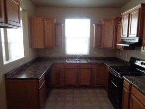 11413 S Lake Falls Rd in South Jordan, UT - Foto de edificio - Building Photo