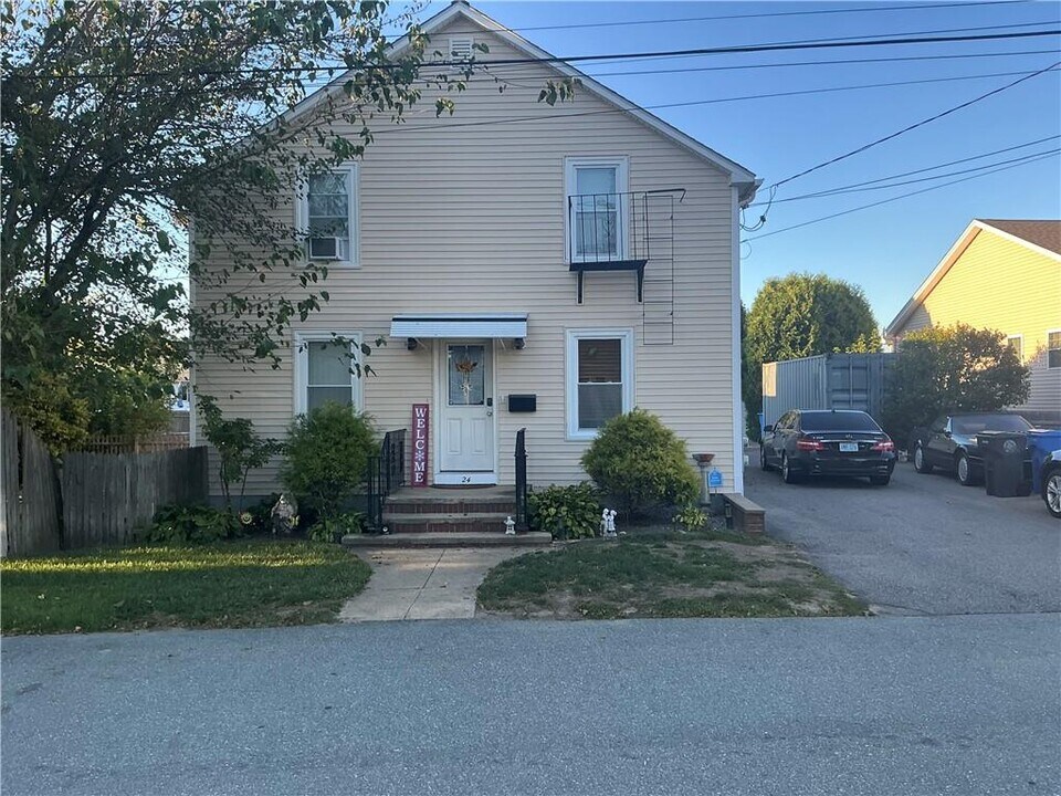 24 Elmhurst Ave in Cranston, RI - Building Photo