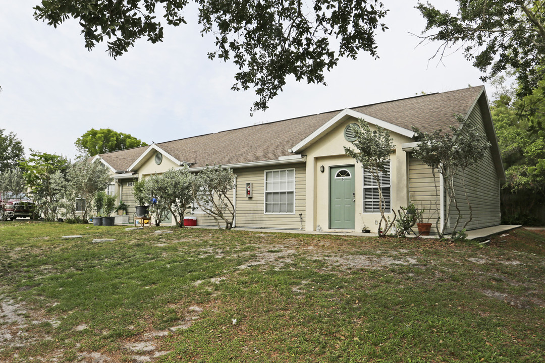 2884 Tropicana Blvd in Naples, FL - Building Photo