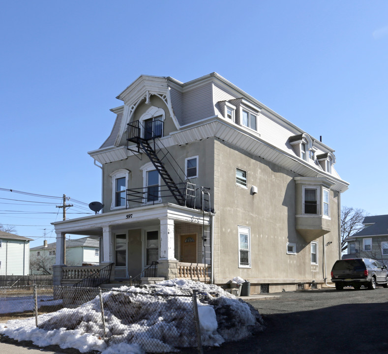 597 Jefferson Ave in Elizabeth, NJ - Building Photo