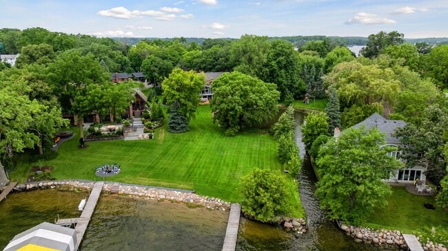 3135 Shoreline Dr in Wayzata, MN - Building Photo - Building Photo