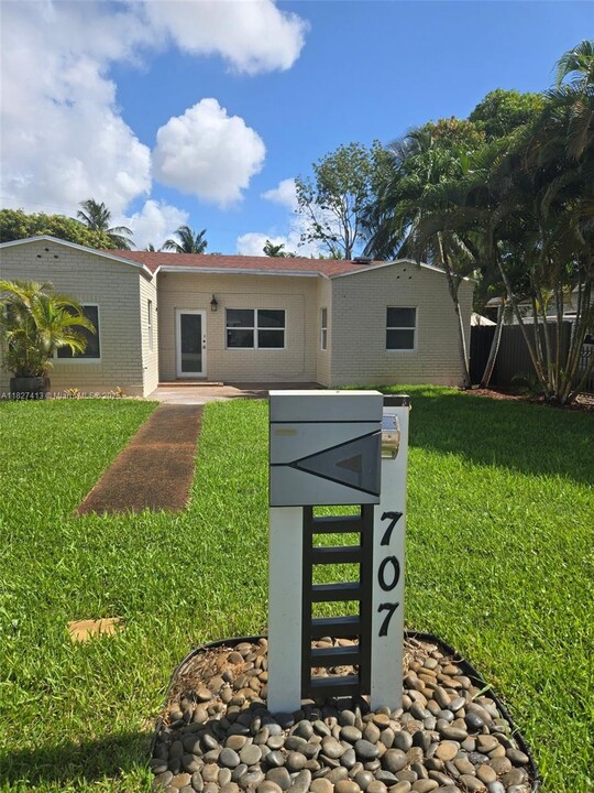 707 NE 15th St in Fort Lauderdale, FL - Foto de edificio
