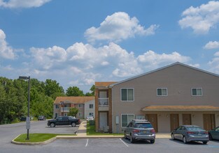 Saylor Park Apartments in Whitehall, PA - Foto de edificio - Building Photo