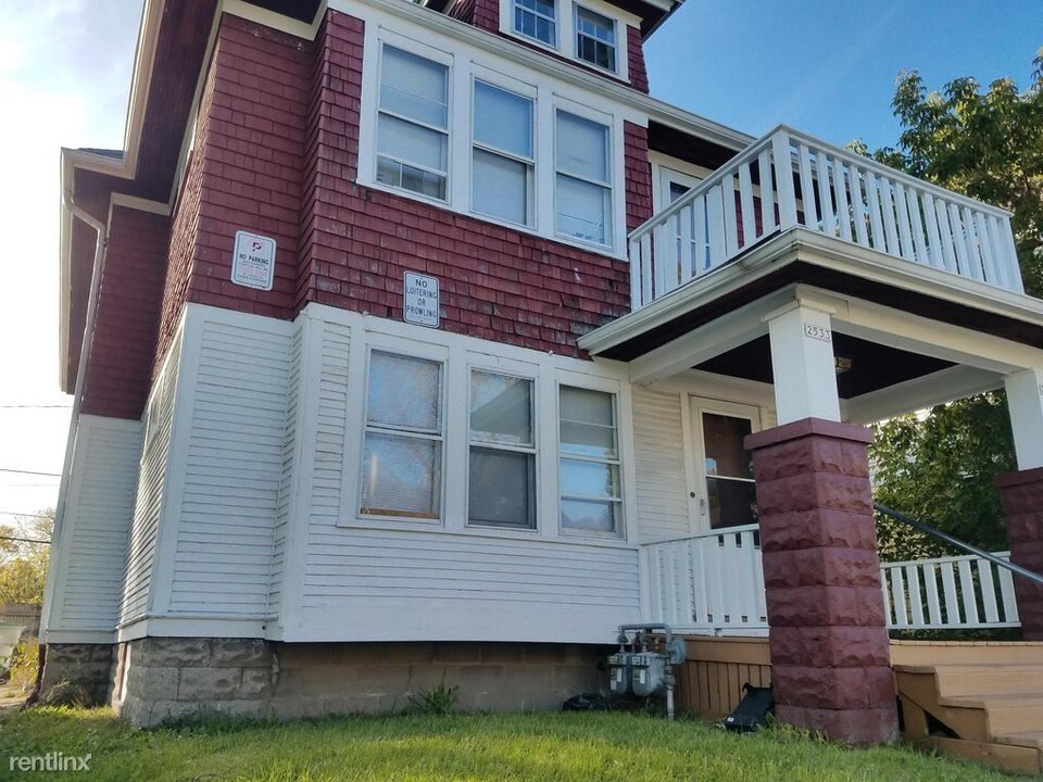 2533 N Hubbard St in Milwaukee, WI - Foto de edificio