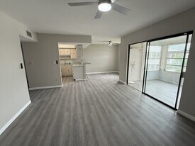 22333 Edgewater Dr, Unit B4 in Port Charlotte, FL - Building Photo