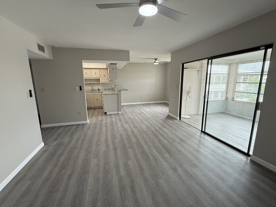 22333 Edgewater Dr, Unit B4 in Port Charlotte, FL - Building Photo