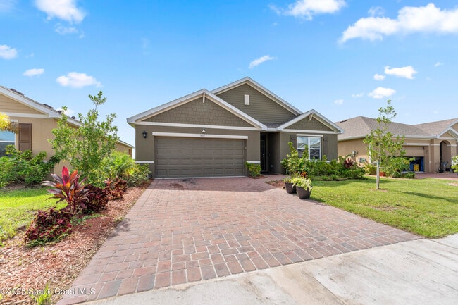 property at 1015 Dugan CIR SE
