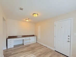 4075 Old Bonham Rd in Paris, TX - Building Photo - Building Photo