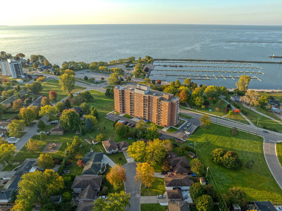 Lakeview Towers in Leamington, ON - Building Photo