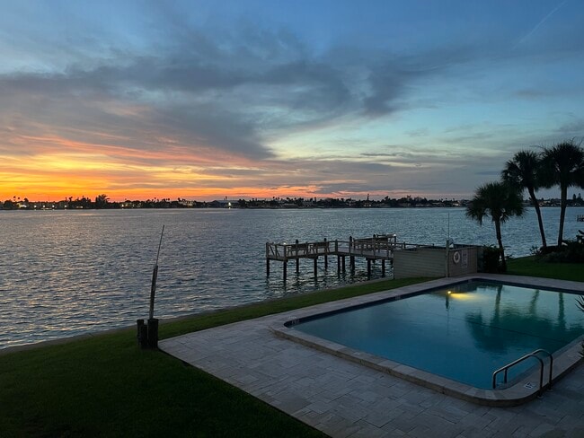 360 8th Ave N in Tierra Verde, FL - Building Photo - Building Photo