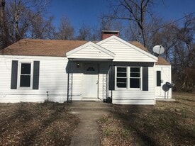 906 W McDaniel St in Carbondale, IL - Building Photo