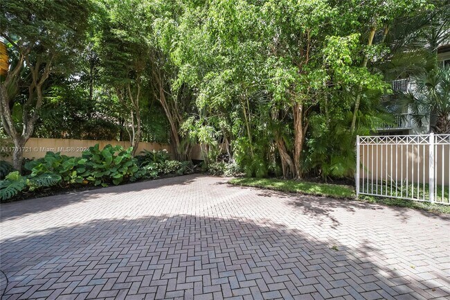 3693 NE 208th Ter in Aventura, FL - Foto de edificio - Building Photo