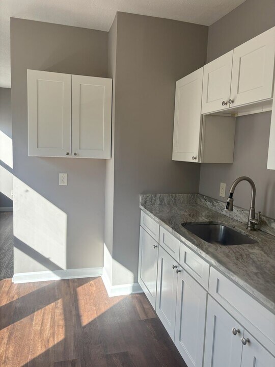92-98 Wells St in Manchester, CT - Building Photo