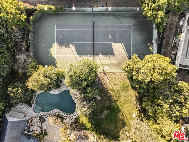 821 Whittier Dr in Beverly Hills, CA - Building Photo - Building Photo