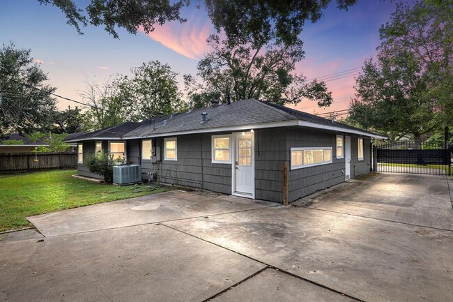 7805 S Rice Ave in Bellaire, TX - Building Photo - Building Photo