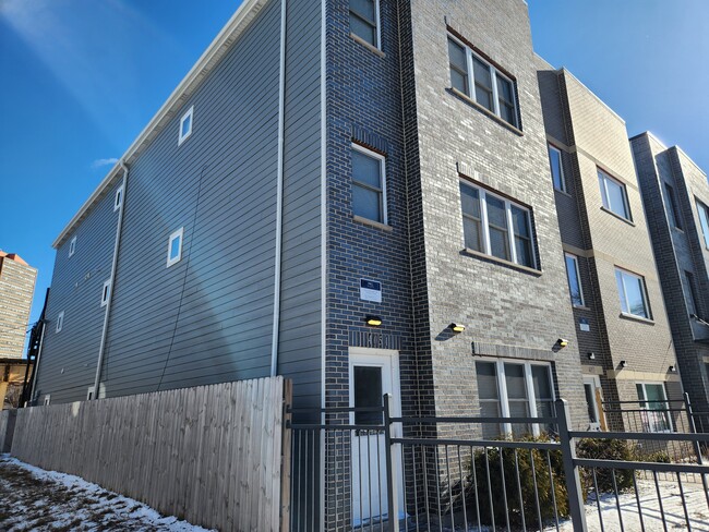 4051 S Prairie Ave, Unit 1 in Chicago, IL - Building Photo - Building Photo