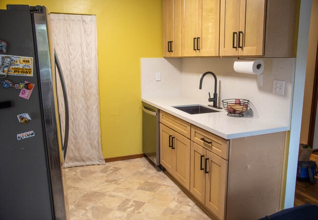 6647 N Astor St, Unit A in Portland, OR - Building Photo - Building Photo