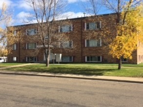 West Side Apartments in Dickinson, ND - Building Photo - Building Photo