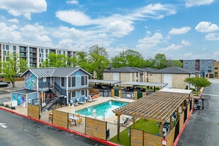 Summit at Hyde Park in Austin, TX - Building Photo